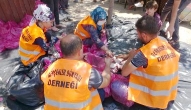 BİR TON KURBAN ETİNİ 400 AİLEYE DAĞITTILAR