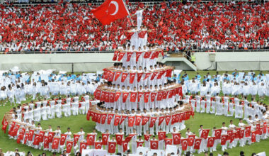 ‘GELECEK GENÇLERİNDİR’