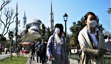 ‘TÜRKİYE, VATANDAŞLARINI EVE KAPATTI, TURİSTLERİ AĞIRLIYOR’